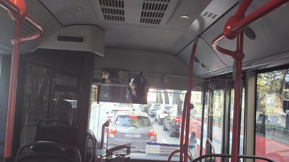 Шофьор на автобус говори по телефона, докато превозва пътници в Пловдив