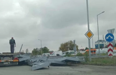 Камион разпиля товара си на Карловско шосе