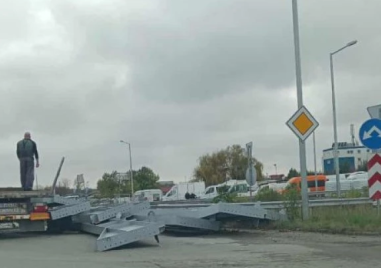 Камион разпиля товара си на Карловско шосе