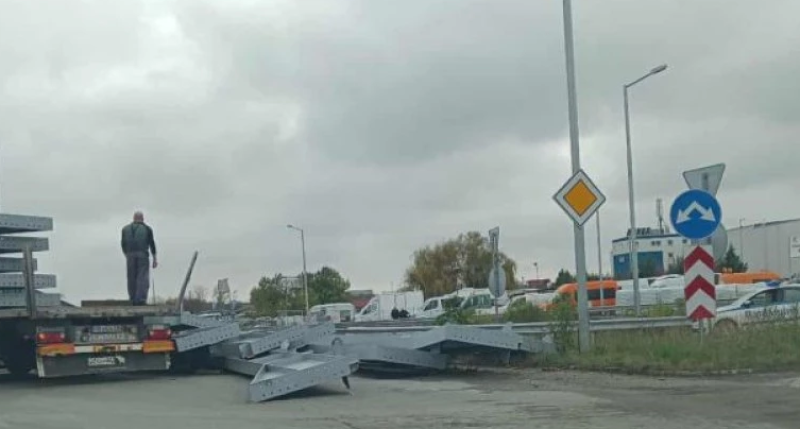 Камион разпиля товара си на Карловско шосе