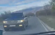 Кортеж на НСО край Пловдив изпреварва на сантиметри от нарещните коли ВИДЕО