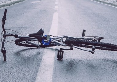 Кола помете велосипедист на пътя Пловдив - Асеновград