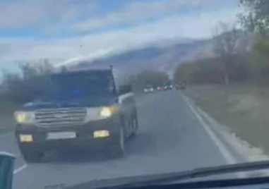 Кортеж на НСО край Пловдив изпреварва на сантиметри от нарещните коли ВИДЕО