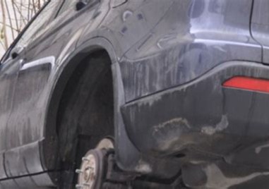 Криминално проявен опита да отмъкне две гуми с джантите