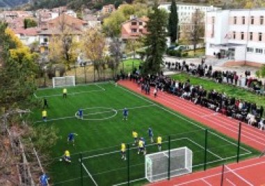 С нова спортна площадка 4 в 1 се сдоби асеновградска гимназия