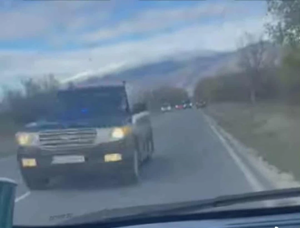 Кортеж на НСО край Пловдив изпреварва на сантиметри от нарещните коли ВИДЕО