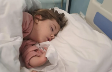 Сияна е само на 5, родена с много усложнения, тя води постоянна битка