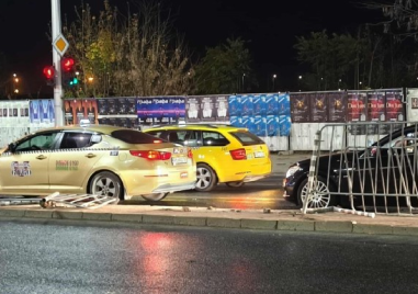 БМВ се вряза в предпазна ограда в центъра на Пловдив