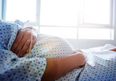 Лекари от три болници спасиха родилка и бебето ѝ