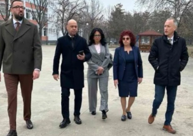 Министърът Вълчев ще открие обновените общежития на ЕГ „Иван Вазов“