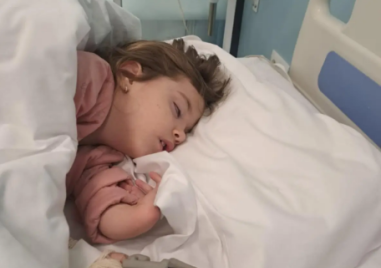 Сияна е само на 5, родена с много усложнения, тя води постоянна битка