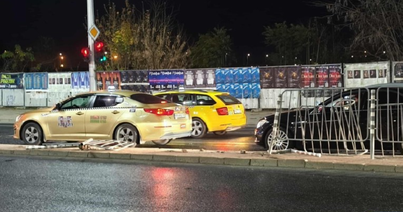 БМВ се вряза в предпазна ограда в центъра на Пловдив