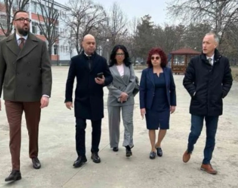 Министърът Вълчев ще открие обновените общежития на ЕГ „Иван Вазов“