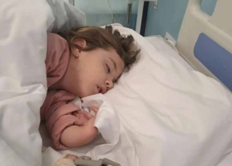 Сияна е само на 5, родена с много усложнения, тя води постоянна битка