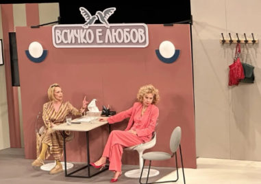 Актрисите Силвия Лулчева и Лиза Шопова гостуват в Карлово с пиесата „Госпожите“