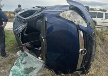 Млада шофьорка се преобърна с кола край хисарско село