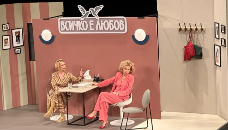 Актрисите Силвия Лулчева и Лиза Шопова гостуват в Карлово с пиесата „Госпожите“