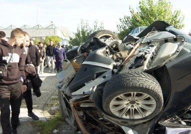 Бъдещи шофьори от пловдивско училище в челен сблъсък със смачкани коли на “Паркинга на смъртта” в КАТ