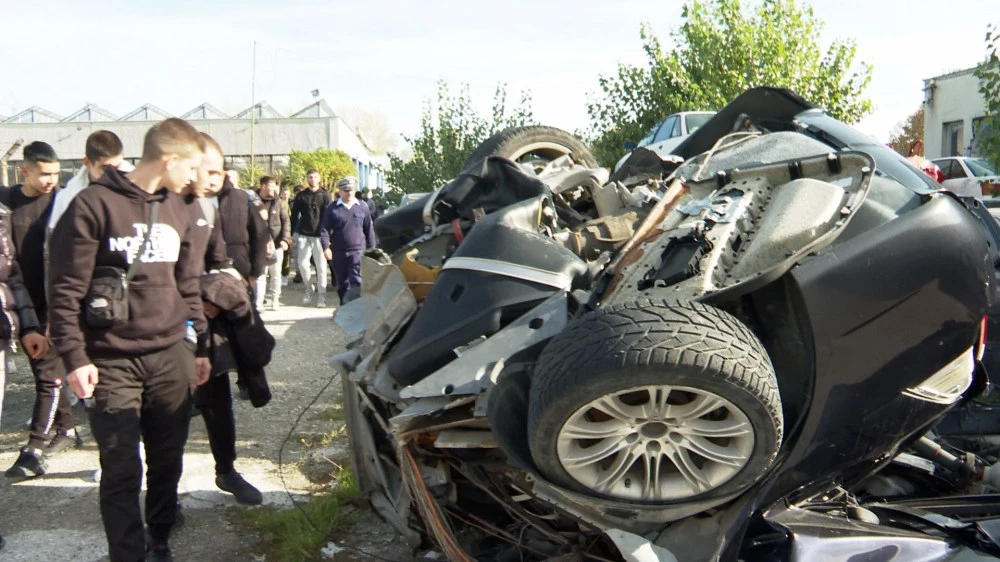 Бъдещи шофьори от пловдивско училище в челен сблъсък със смачкани коли на “Паркинга на смъртта” в КАТ