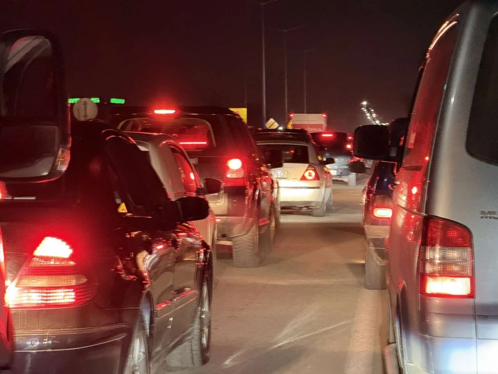 Километрична тапа на пътя Пловдив–Асеновград, колите не помръдват