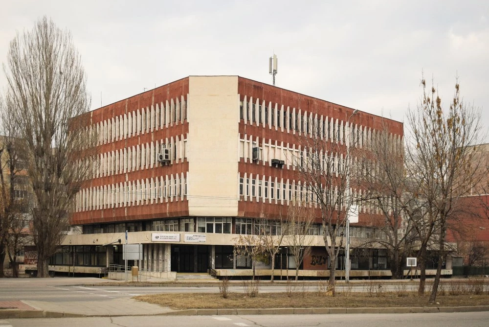 Жители в “Тракия“: Побъркахме се! Алармата в пощата е развалена и вие от часове