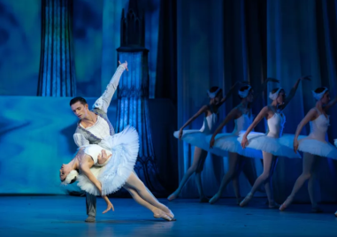 Класика с нов дух! „Лебедово езеро“ най-сетне оживя в Пловдив