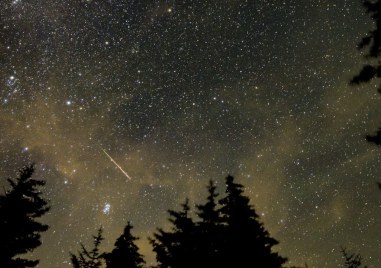Наблюдаваме пика на метеорния поток Леониди тази нощ