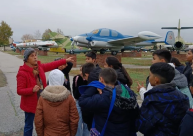 Ученици от Калековец с образователна визита в Музея на авиацията