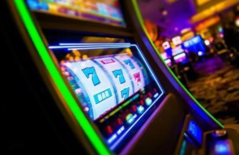 Маскиран и въоръжен опита да обере казино в Асеновград