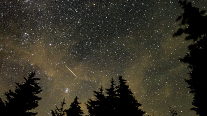 Наблюдаваме пика на метеорния поток Леониди тази нощ