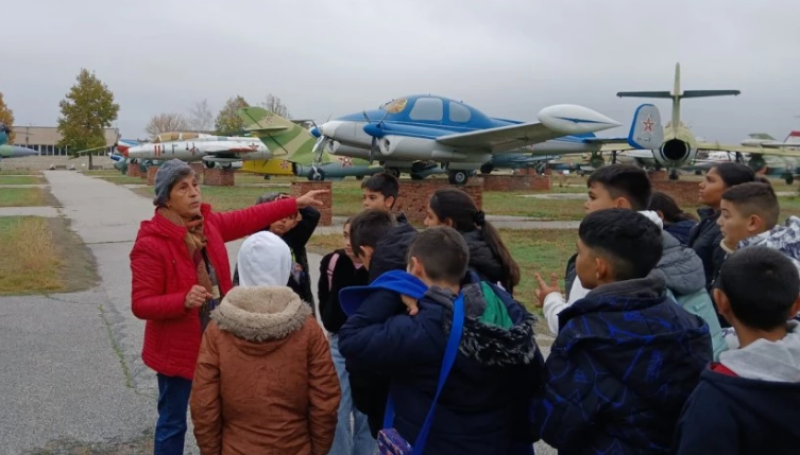 Ученици от Калековец с образователна визита в Музея на авиацията