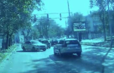 Такси направи рискова и неправомерна маневра на натоварено кръстовище в Пловдив