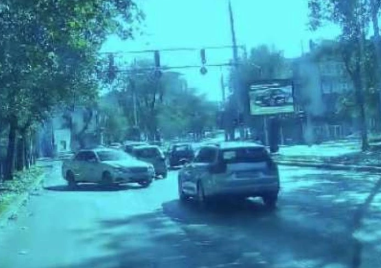 Такси направи рискова и неправомерна маневра на натоварено кръстовище в Пловдив