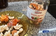 Пловдивчанин твърди за странна “находка“ в буркан с трушия, фирмата изтегля продукта за проверка