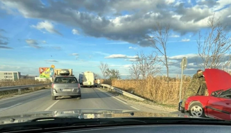 2 коли и 2 буса се удариха във верижна катастрофа на Околовръстното