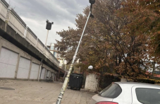 Опасни стълбове и изкъртени знаци висят над главите на пешеходци в Кършияка