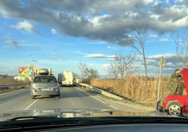 2 коли и 2 буса се удариха във верижна катастрофа на Околовръстното