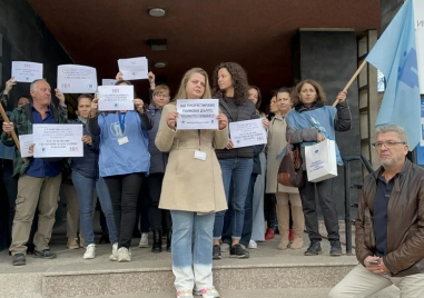 Служители на Териториалното статистическо бюро в Пловдив се включиха в националния протест