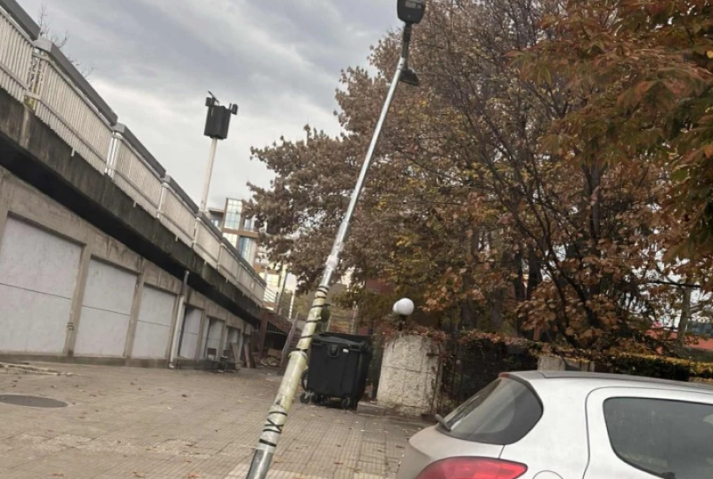 Опасни стълбове и изкъртени знаци висят над главите на пешеходци в Кършияка