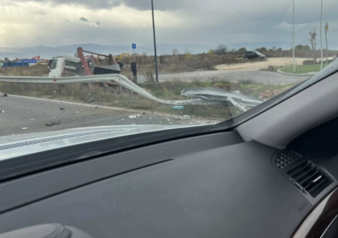 Камион се вряза в мантинела на входа на Пловдив след Труд