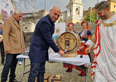 Започна Дефилето на младото вино в Пловдив