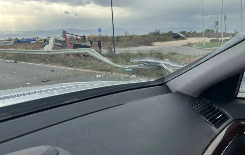 Камион се вряза в мантинела на входа на Пловдив след Труд