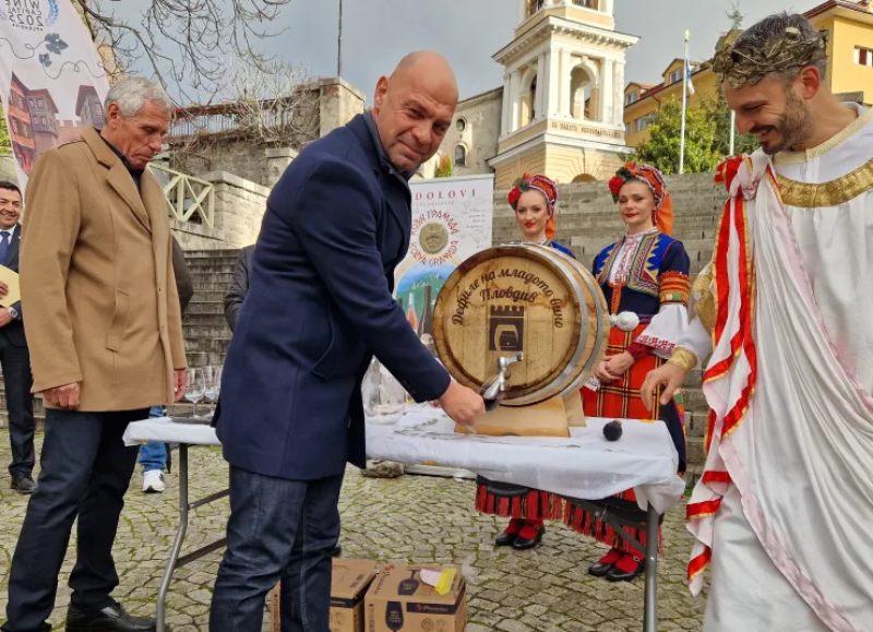 Започна Дефилето на младото вино в Пловдив