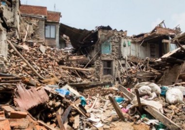 На този ден: Серия земетресения отнемат живота на хиляди души