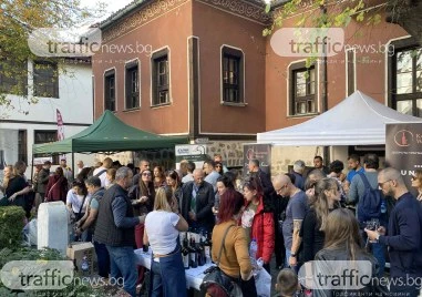 Пловдивчани и туристи вдигат наздравици в Стария град