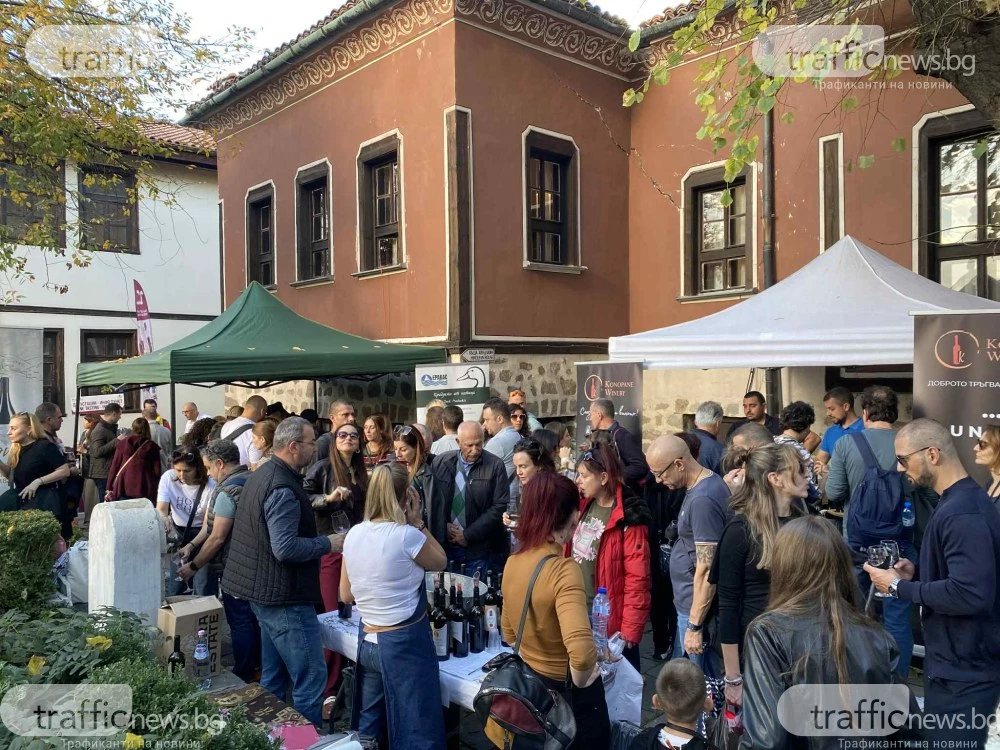 Пловдивчани и туристи вдигат наздравици в Стария град