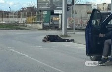 Мъж в безпомощно състояние лежи на оживен пловдивски булевард