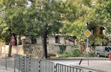 Сграда в центъра на Пловдив се разпада, гражданин: Скоро ще зарине близката кооперацията