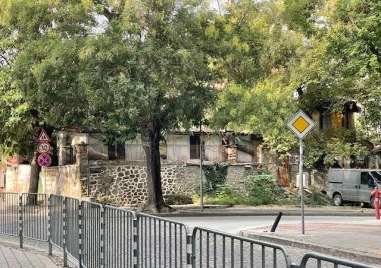 Сграда в центъра на Пловдив се разпада, гражданин: Скоро ще зарине близката кооперацията