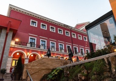 Драматичният театър с жест към публиката си - пуска билети с 50% намаление